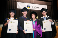 （左起）霍芷晞、潘學軒、陳寶安博士及姜棨耀